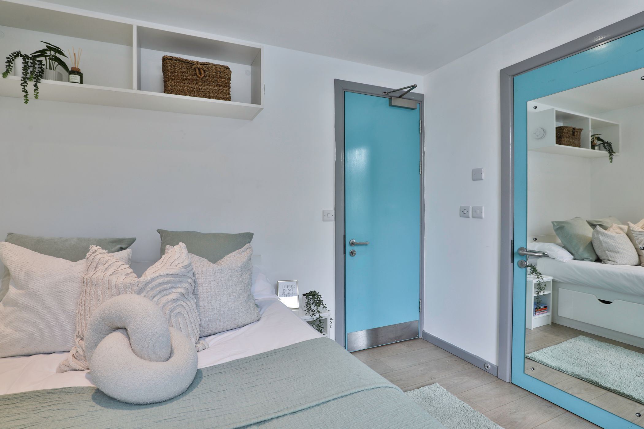 Classic 2 Bed Apartment - Shared Bathroom - room